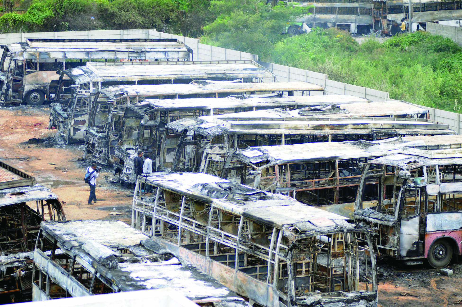 ಕಿಡಿಗೇಡಿಗಳ ‘ಕುಚೋದ್ಯ’ಕ್ಕೆ ಹೊತ್ತಿ ಉರಿದ ಉದ್ಯಾನನಗರಿ